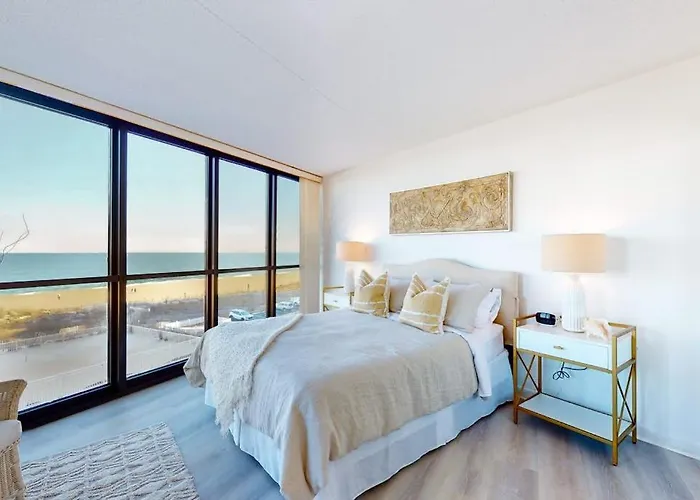 Cozy Beachfront With Balcony Ac Pools Game & Gym Holiday home