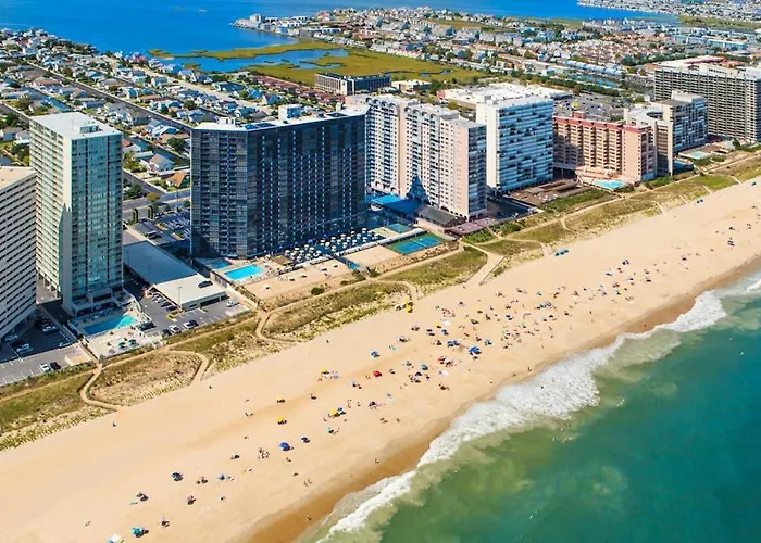Cozy Beachfront With Balcony Ac Pools Game & Gym Holiday home Ocean City