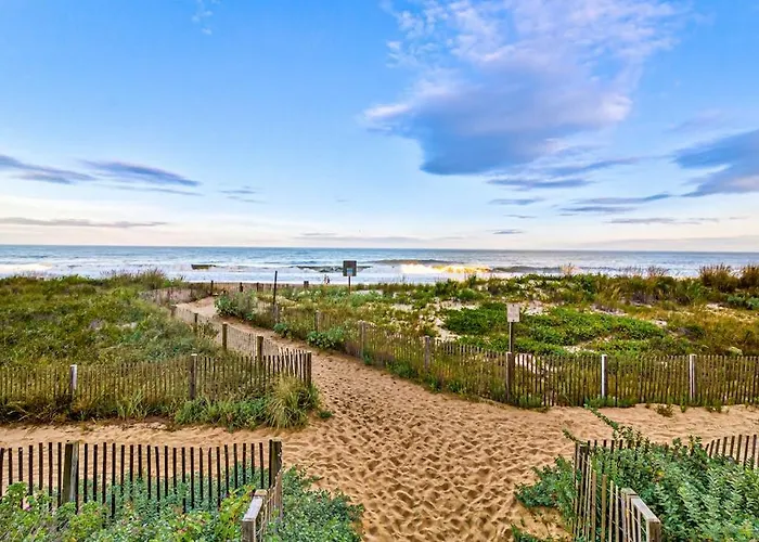 Cozy Beachfront With Balcony Ac Pools Game & Gym Holiday home