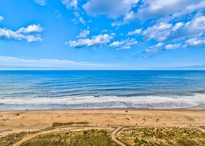 Cozy Beachfront With Balcony Ac Pools Game & Gym Holiday home *